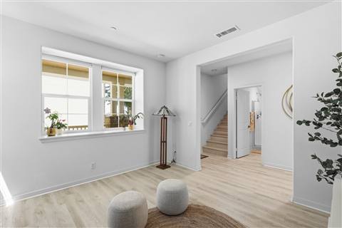 Entry & sitting area · View 21